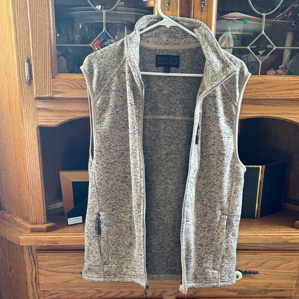 Men's size medium victory sportswear vest, three zipper pockets. EUC